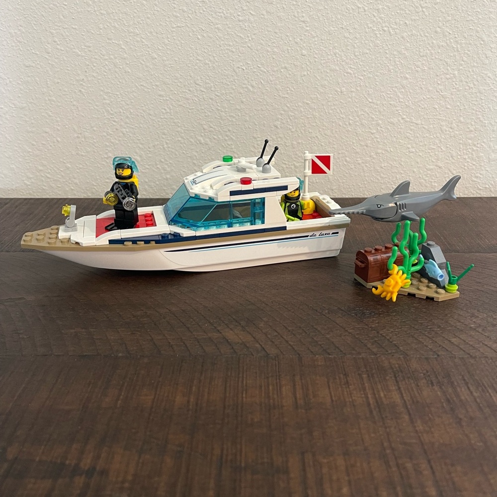 Lego *RETIRED* 60221 City Diving Yacht 148 pcs Ages 5+